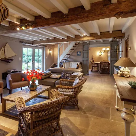 Semesterbostad Luxurious Villa Near The Beach